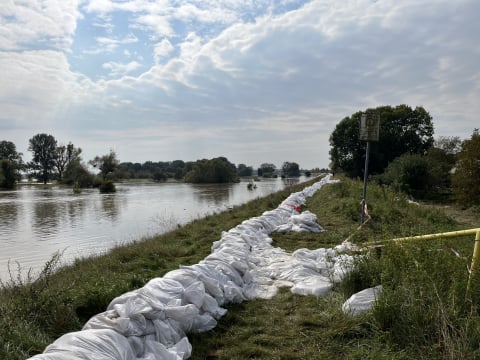 Brzeg Dolny w gotowości. "Przed nami kilka dni umacniania wałów" [AKTUALIZACJA] - 11