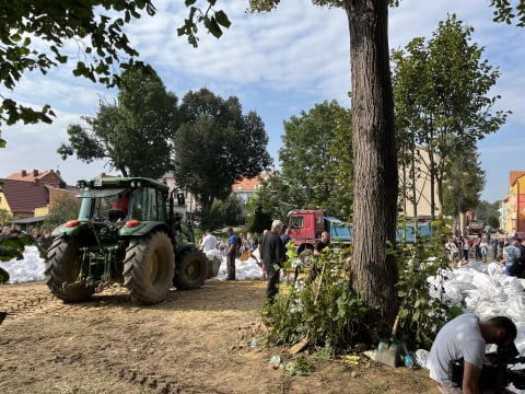 Brzeg Dolny w gotowości. "Przed nami kilka dni umacniania wałów" [AKTUALIZACJA] - 12