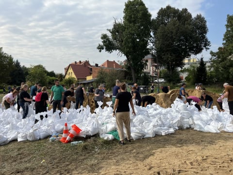 Brzeg Dolny w gotowości. "Przed nami kilka dni umacniania wałów" [AKTUALIZACJA] - 6