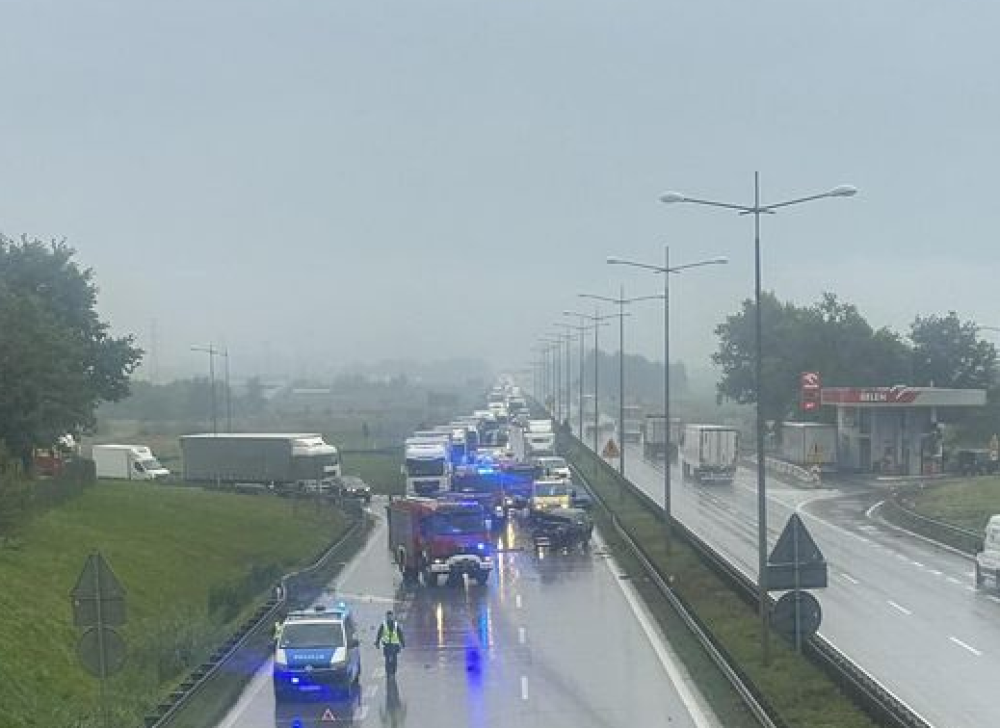 Wypadek na A4 w kierunku Wrocławia: Osobówka zderzyła się z busem, jedna osoba ranna  - fot. użczyone/ aktualnośc a4 - gupa facebook