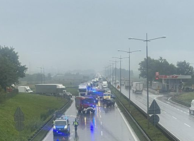 Wypadek na A4 w kierunku Wrocławia: Osobówka zderzyła się z busem, jedna osoba ranna 