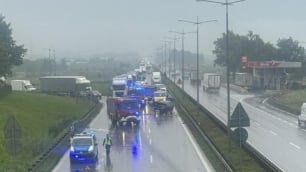 Wypadek na A4 w kierunku Wrocławia: Osobówka zderzyła się z busem, jedna osoba ranna