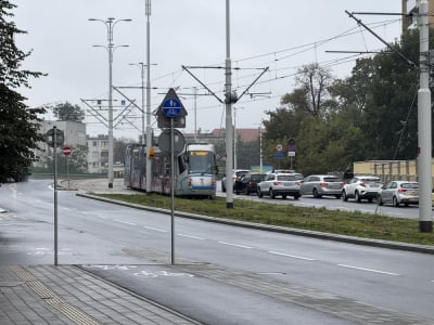 Kolizja auta z tramwajem na Dmowskiego