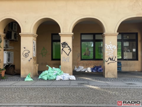 Worki po powodzi wciąż zalegają na ulicach Wrocławia. Kiedy znikną? - 0