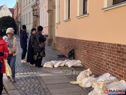 Worki po powodzi wciąż zalegają na ulicach Wrocławia. Kiedy znikną? - 2