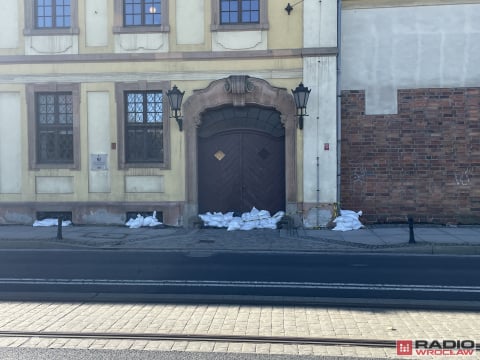 Worki po powodzi wciąż zalegają na ulicach Wrocławia. Kiedy znikną? - 3