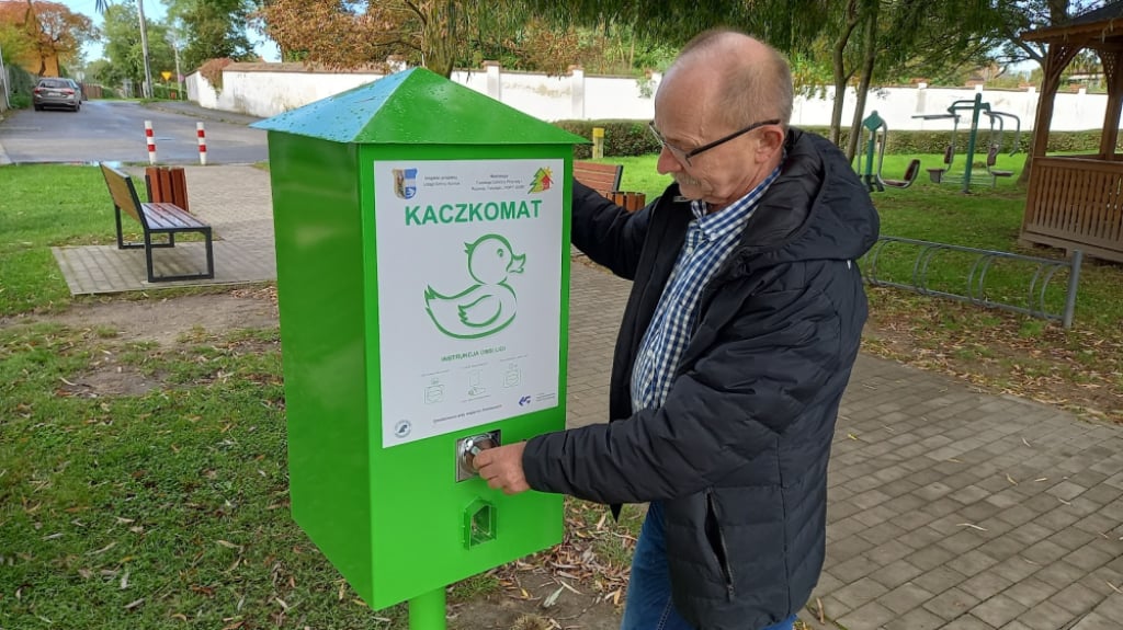 Bezpieczne dokarmianie ptaków wodnych. W Kunicach stanął pierwszy "kaczkomat" - fot. GMINA KUNICE