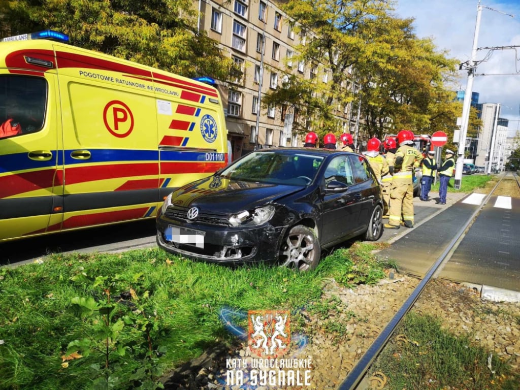 Manewr zawracania skończył się w szpitalu – zderzenie z tramwajem na Piłsudskiego - fot.Jacek Waluk/Kąty Wrocławskie na sygnale