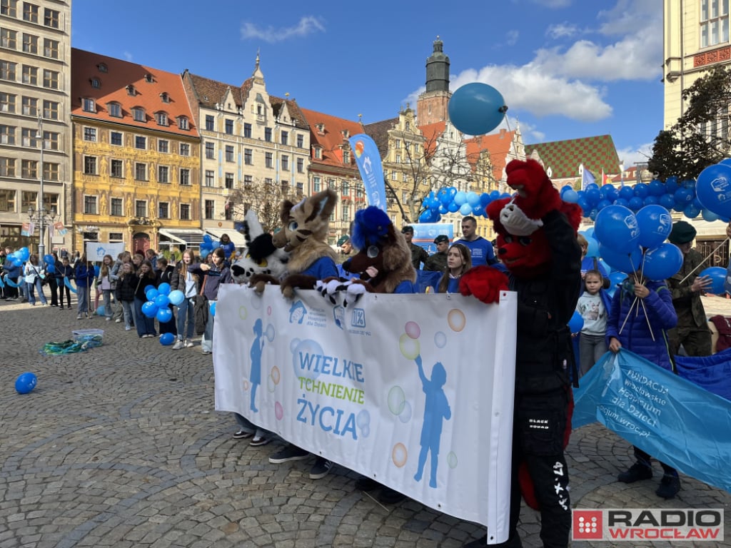 Wielkie Tchnienie Życia - bańki i radość na wrocławskim Rynku - fot. Beata Makowska