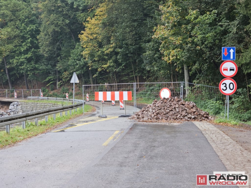 Powiat sam remontuje drogę w Jugowicach. Czy brak chętnych to wina Wód Polskich? - fot. Bartosz Szarafin