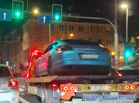 Nielegalne wyścigi we Wrocławiu zakończone interwencją. Porsche na lawetę - 4