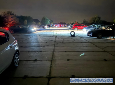 Nielegalne wyścigi we Wrocławiu zakończone interwencją. Porsche na lawetę - 3