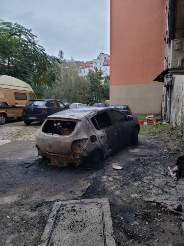 Pożar na osiedlu we Wrocławiu: spaliło się kilka pojazdów - fot. RW