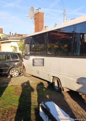 Dolny Śląsk: Autobus przewożący dzieci uderzył w budynek - 1