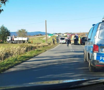 W Kłodzku osobówka zderzyła się z ciężarówką. Nie żyje jedna osoba