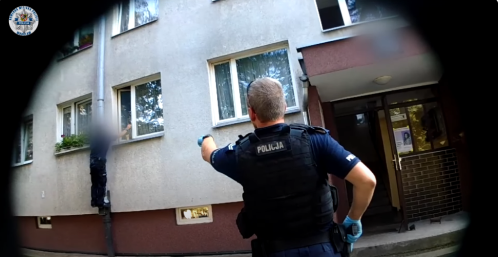 Ugodził nożem i uciekł do domu. Policjant wszedł przez okno, aby zatrzymać nożownika - fot. wrocławska policja kadr z filmu