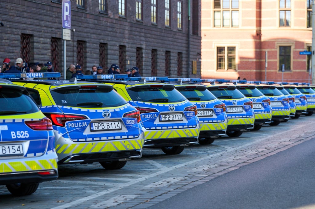 Ekologiczne radiowozy na służbie. Dolnośląska policja wzbogacona o nowe hybrydy - fot.  mat. prasowy 