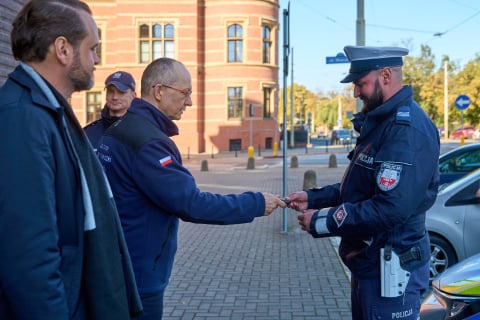 Ekologiczne radiowozy na służbie. Dolnośląska policja wzbogacona o nowe hybrydy - 0