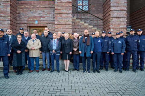 Ekologiczne radiowozy na służbie. Dolnośląska policja wzbogacona o nowe hybrydy - 1