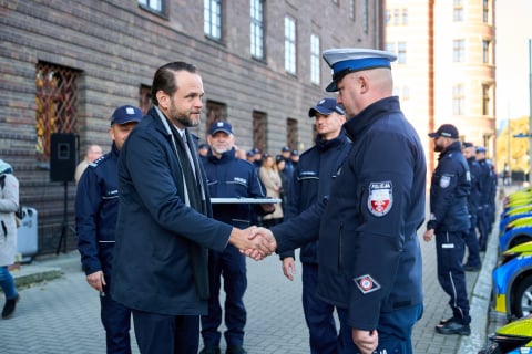 Ekologiczne radiowozy na służbie. Dolnośląska policja wzbogacona o nowe hybrydy - 4