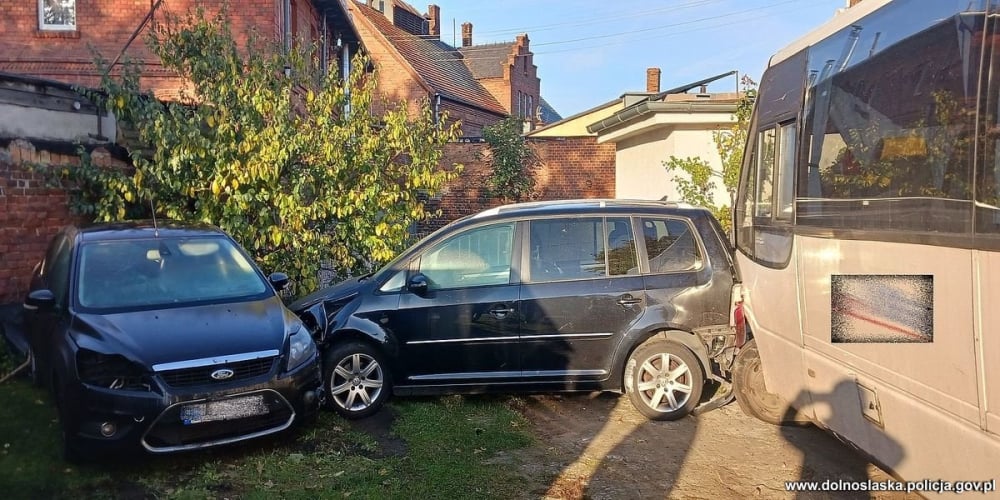 Dolny Śląsk: Pod wpływem narkotyków prowadził autobus z dziećmi. Trafi na trzy miesiące do aresztu - Wypadek w pow. górowskim, KWP Wrocław