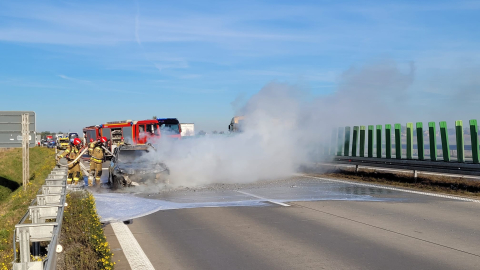 BMW spłonęło na A4. Policja odradza jazdę autostradą w kierunku Wrocławia - 0