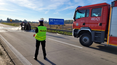 BMW spłonęło na A4. Policja odradza jazdę autostradą w kierunku Wrocławia - 1