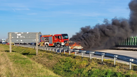 BMW spłonęło na A4. Policja odradza jazdę autostradą w kierunku Wrocławia - 2