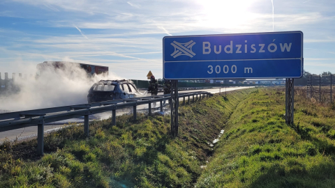 BMW spłonęło na A4. Policja odradza jazdę autostradą w kierunku Wrocławia - 4