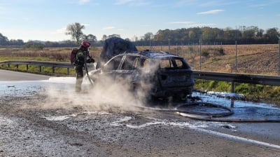 BMW spłonęło na A4. Policja odradza jazdę autostradą w kierunku Wrocławia