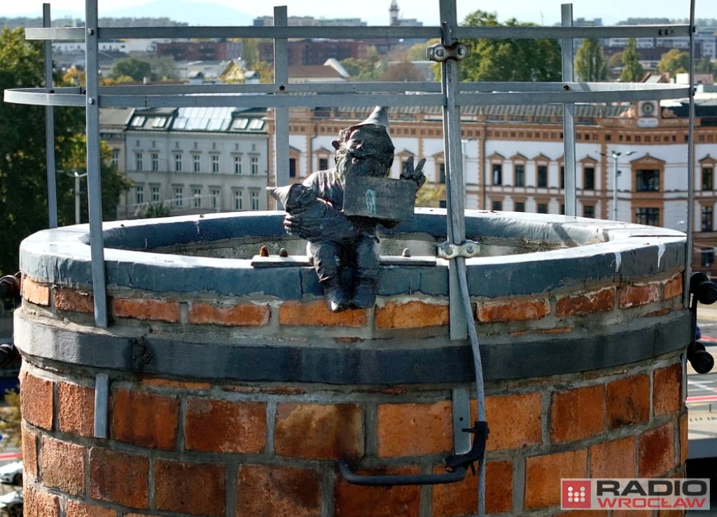 Tego krasnala trudno dostrzec gołym okiem. Nie uwierzycie, gdzie się znajduje! - Krasnal na szczycie komina, fot. Radek Bugajski