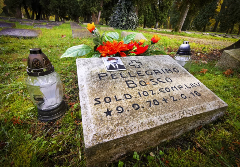 Niezwykłe miejsce w środku parku. Cmentarz Żołnierzy Włoskich we Wrocławiu - fot. Radosław Bugajski