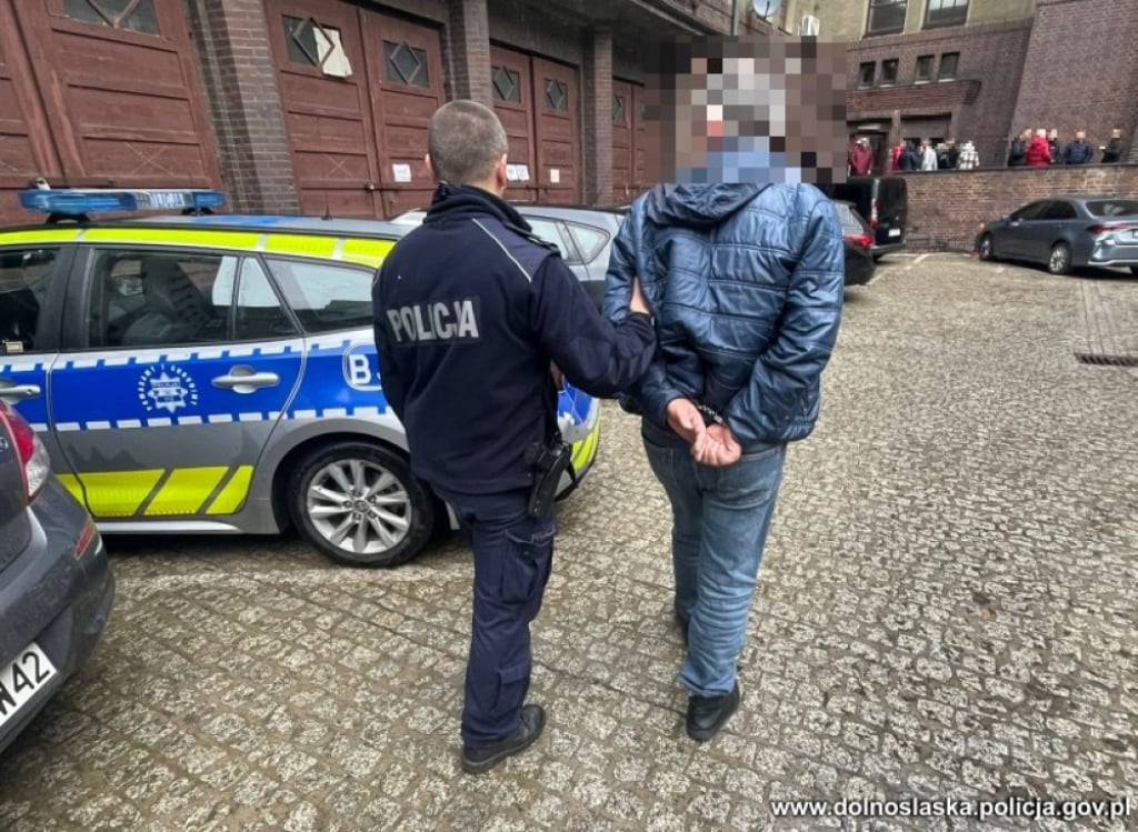 Oborniki Śląskie: Obserwowali go w banku, zaatakowali pod domem. Gruzini napadli na 75-latka - fot. mat. prasowe policji