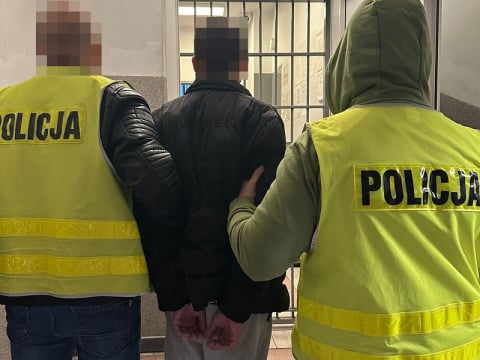 Groził nożem policjantom w katedrze. Konieczna była ewakuacja wiernych - 2