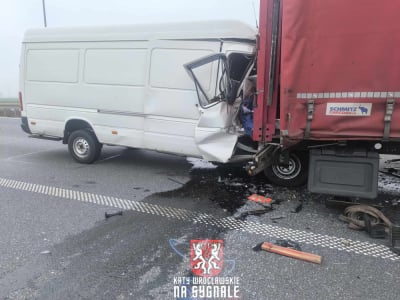 Śmiertelny wypadek na autostradzie A4. Bus wbił się w naczepę tira