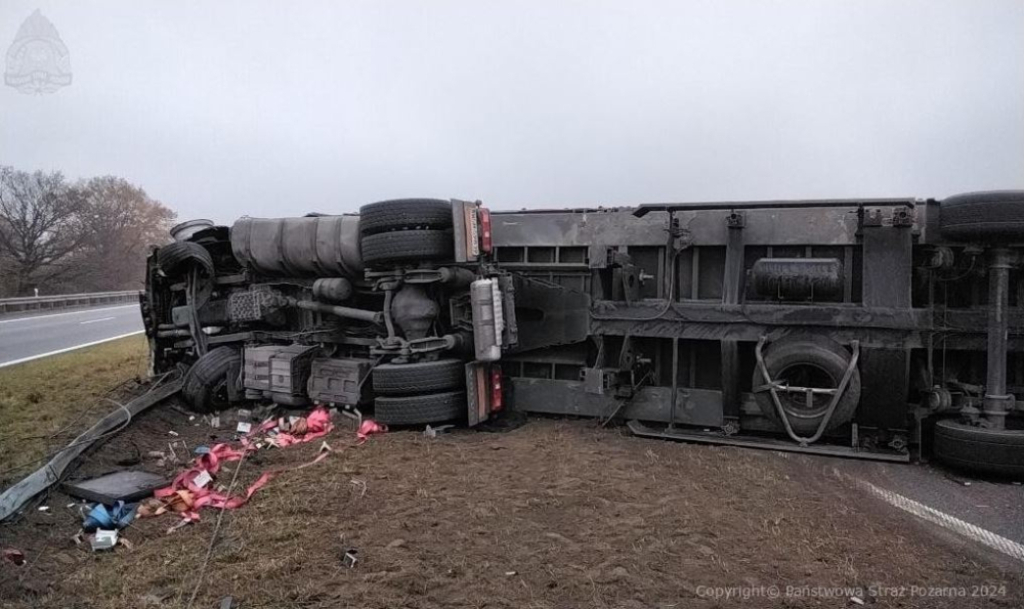 Tir wywrócił się na S5. Zablokowana jezdnia w kierunku Poznania [AKTUALIZACJA] - fot. RW