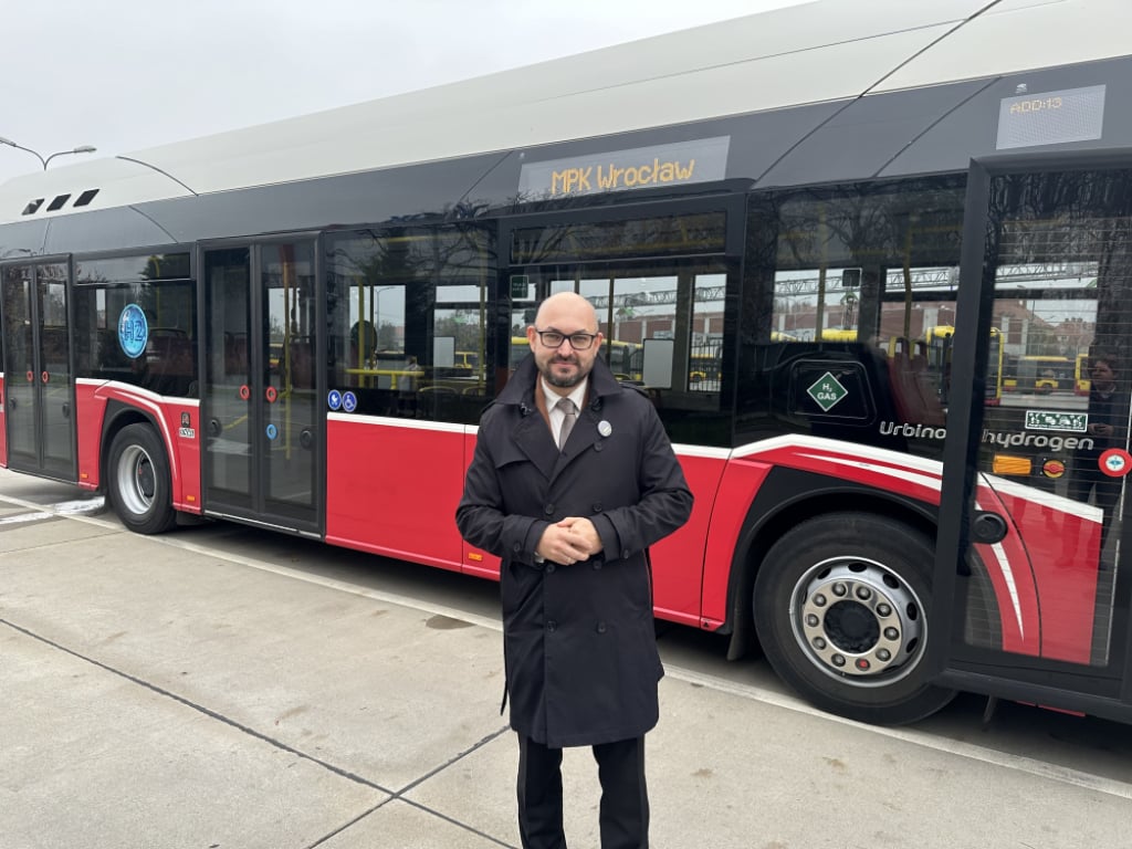 Autobusy wodorowe we Wrocławiu? MPK testuje kolejny model!  - Prezes Zarządu MPK we Wrocławiu Witold Woźny prezentuje nowy autobus o napędzie wodorowym. Fot: Piotr Osowicz/ Radio Wrocław