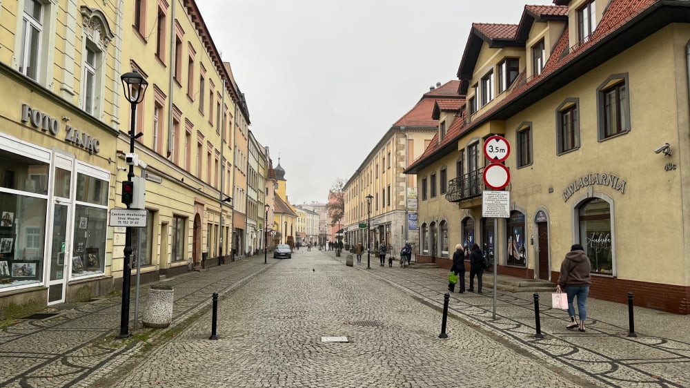 Centrum Jeleniej Góry nie dla samochodów osobowych? Pojawią się ograniczenia -  Fot: Maciej Ryłkiewicz / Radio Wrocław