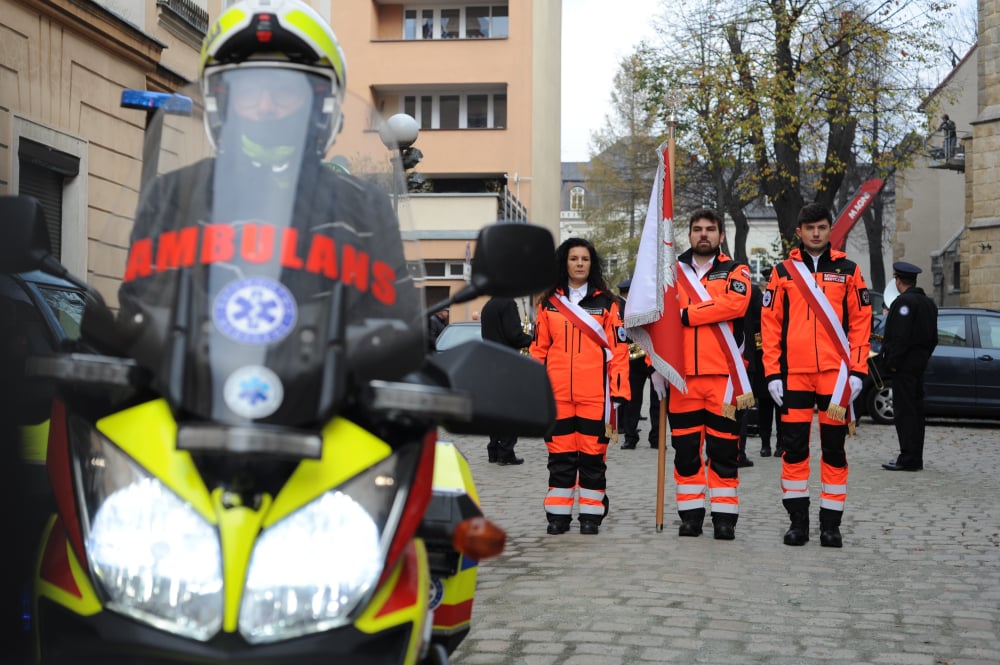 Od 75 lat niosą pomoc w Jeleniej Górze. Ratownicy medyczni otrzymali sztandar i wyróżnienia - 75 lat działalności Pogotowia Ratunkowego w Jeleniej Górze. Ratownicy otrzymali sztandar. Fot: Maciej Ryłkiewicz