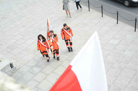 Od 75 lat niosą pomoc w Jeleniej Górze. Ratownicy medyczni otrzymali sztandar i wyróżnienia - 2