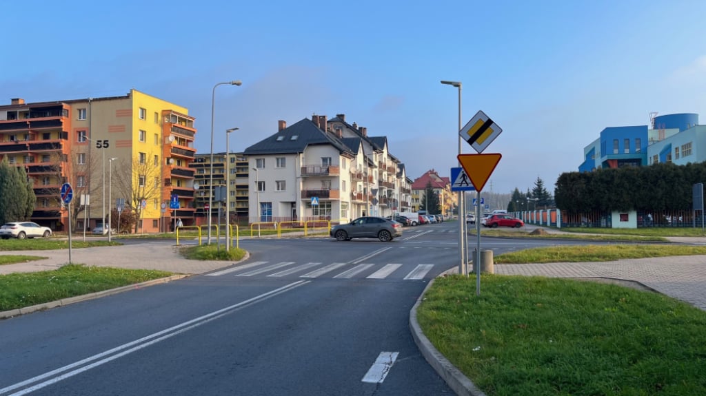 Niebezpieczne skrzyżowanie w Jeleniej Górze zmieni się w rondo. Kierowców czekają utrudnienia - Niebezpieczne skrzyżowanie w Jeleniej Górze zmieni się w rondo. Fot: Maciej Ryłkiewicz