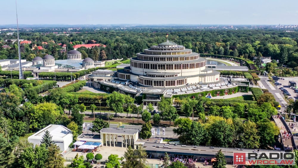 Koncert gwiazd polskiej piosenki, zabytkowe samochody i parada. Wrocław gotowy na świętowanie - Hala Stulecia w której odbędzie się koncert WRock for Freedom. Fot. RW