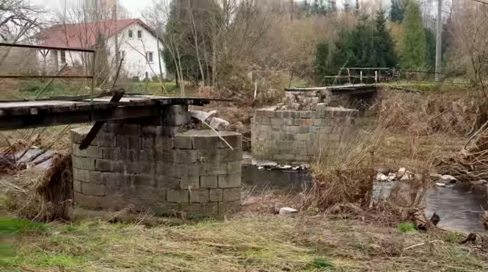 "Kiedy przyszła wielka woda, stała się nam straszna szkoda". Nagrali piosenkę na odbudowę mostu w Janowicach Wielkich - Zerwany most w gminie Janowice Wielkie. Fot. Gmina Janowice Wielkie