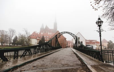 Noc i poranek z gęstą mgłą. Ostrzeżenie dla 15 powiatów na Dolnym Śląsku