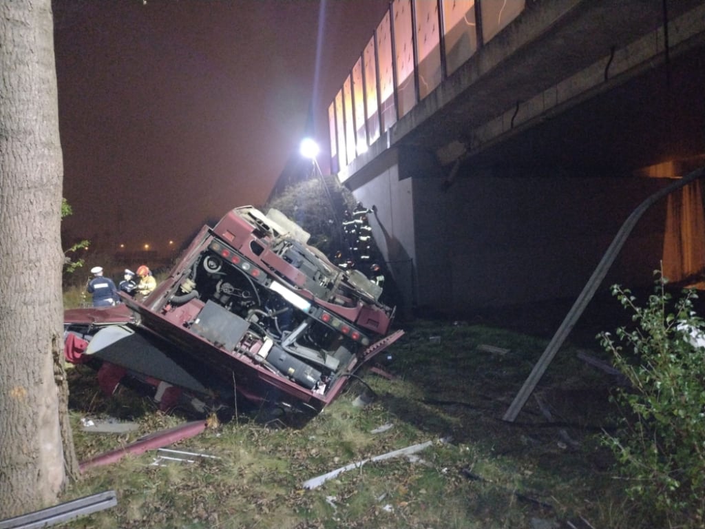 Tragiczny wypadek na A4. Kierowca autobusu nie żyje - Wypadek na autostradzie A4, fot. PSP w Zgorzelcu