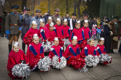 Radosna Parada Niepodległości przeszła ulicami Wrocławia. Zobaczcie zdjęcia! - 8