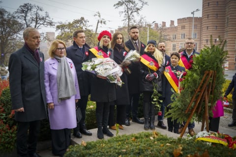 Radosna Parada Niepodległości przeszła ulicami Wrocławia. Zobaczcie zdjęcia! - 4