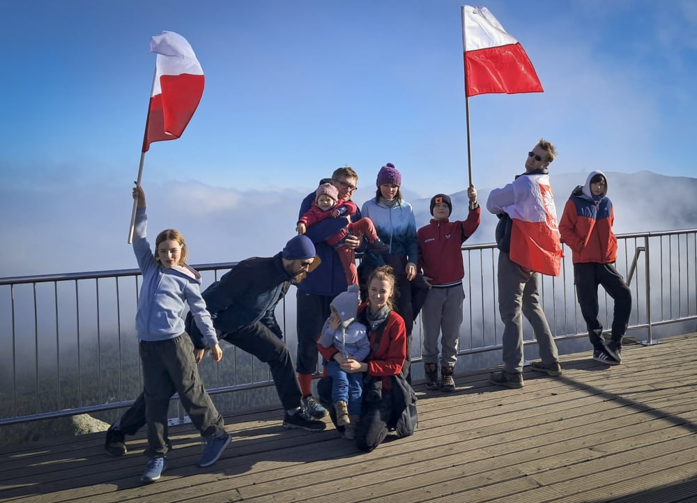 11 listopada świętowali na Szrenicy z biało-czerwonymi flagami. Na szczyt weszli z dziećmi - Wejście na szczyt z dziećmi zajęło kilka godzin, fot. uczestnicy