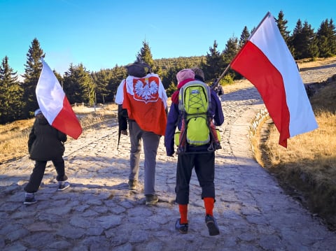 11 listopada świętowali na Szrenicy z biało-czerwonymi flagami. Na szczyt weszli z dziećmi - 1