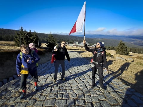 11 listopada świętowali na Szrenicy z biało-czerwonymi flagami. Na szczyt weszli z dziećmi - 2